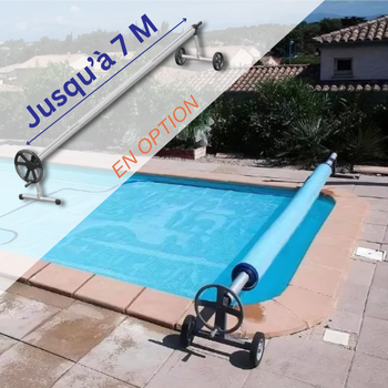 Bâche à bulles protégeant l'eau de la piscine